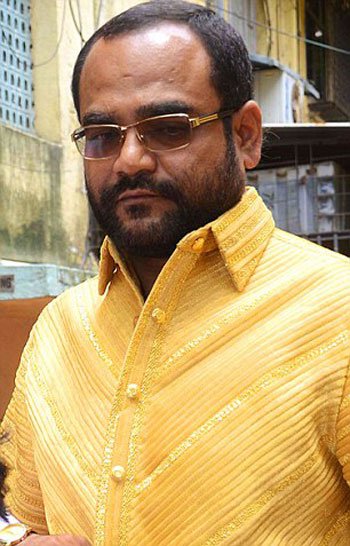 رجل اعمال هندي يحتفل بعيد ميلاده مرتديا قميص من ذهب