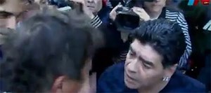 مارادونا يصفع صحافياً بسبب زوجته