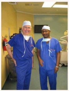 طبيب سوداني يحصل علي جائزة التميز الكندية بعد إجراء عملية نادرة