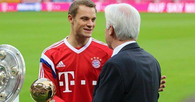 نوير حارس بايرن ميونخ يتسلم جائزة افضل لاعب في المانيا