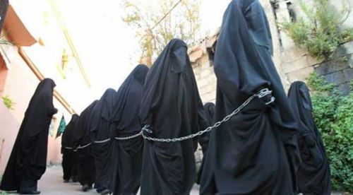 العراق: مواطن يشتري فتاتين من داعش كسبايا