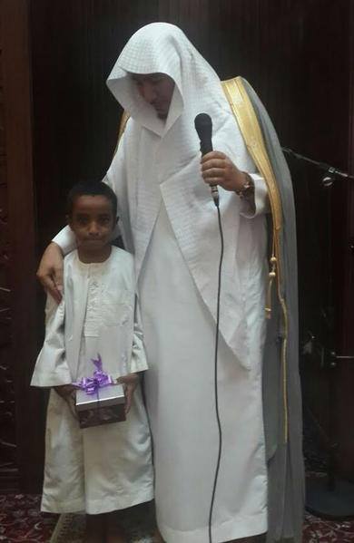 السعودية : تكريم طفل سوداني عثر على مبلغ مالي كبير سلمه لامام المسجد 