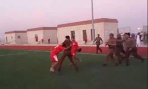 مشاجرة جماعية داخل ملعب كرة قدم بين رجال أمن سعوديين ولاعبي نادٍ سعودي