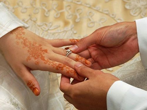 الرياض ..سعودي يتزوج زميلة زوجته