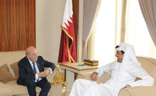 رئيس دولة قطر يستقبل بلاتر بمكتبه 