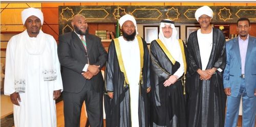 أمير المنطقة الشرقية يلتقي سفير السودان ووفداً من الجالية السودانية
