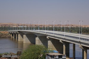 مواطنو الفتيحاب يحتجون على قطوعات المياه ويغلقون مدخل جسر الإنقاذ 
