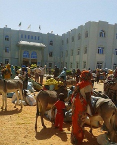 نازحون يقتحمون أمانة حكومة غرب دارفور هرباً من المليشيات والسلطات تخرجهم بالقوة 