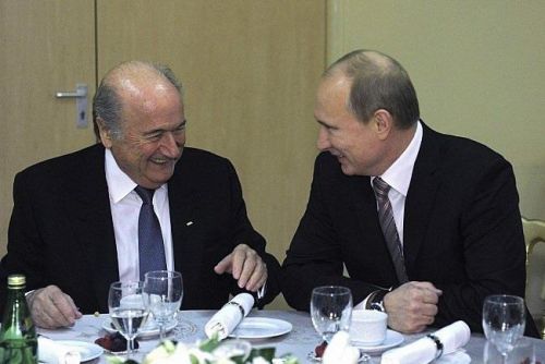 روسيا تقول إنها ستدعو بلاتر وبلاتيني لكأس العالم 2018