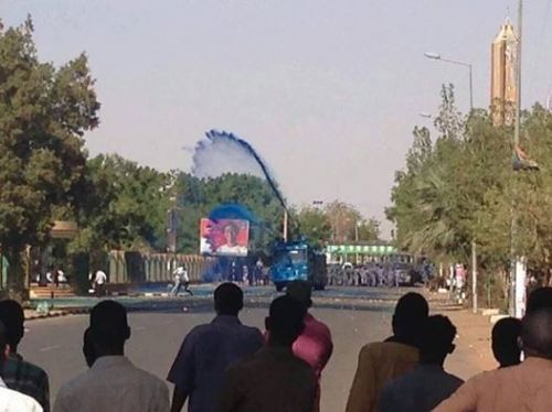 لماذا تستخدم الشرطة السودانية المياه الملونة لفض المظاهرات بدلاً عن العادية ؟