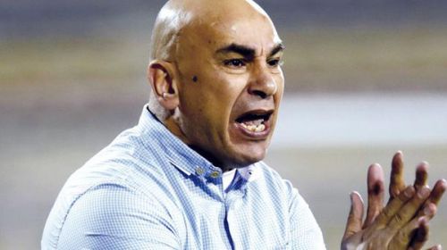  المدير الفني لفريق المصري حسام حسن يعتدي على لاعبي غزل المحلة