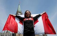 ماكلينان لاعبة الترامبولين تحمل علم كندا في افتتاح أولمبياد ريو