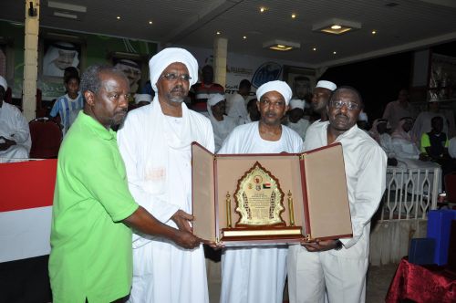  الرابطة الرياضية بجدة تكرم  قنصل عام السودان خالد الترس