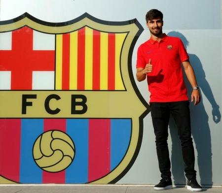 برشلونة يضم البرتغالي جوميز من بلنسية