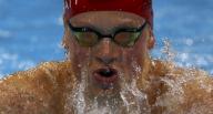 البريطاني بيتي يحطم رقمه العالمي في سباق 100 متر صدرا بالسباحة
