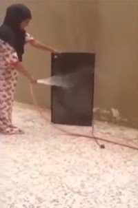خادمة تتفاني في عملها لدرجة غسل التلفزيون بالمياه!