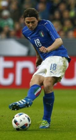 لاعب الوسط الإيطالي مونتوليفو يخضع لجراحة في ركبته