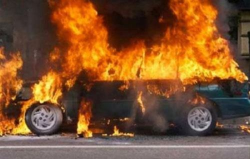 الكويت ..يحرق زوجته داخل سيارتها