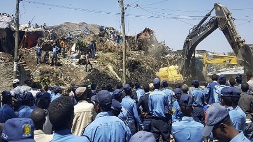تلة زبالة متراكمة منذ (50) عاماً تقتل (50) إثيوبياً
