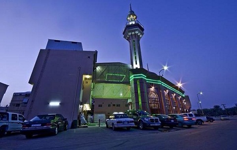 تصرف سوداني داخل مسجد يذهل السعوديين !