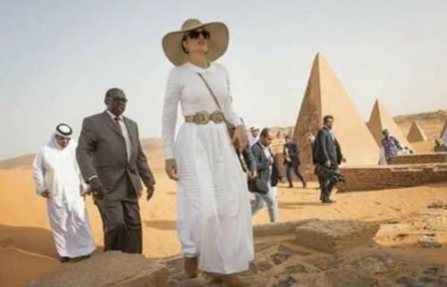 زيارة الشيخة موزا للأهرامات تعيد جدل حكم السودان لمصر