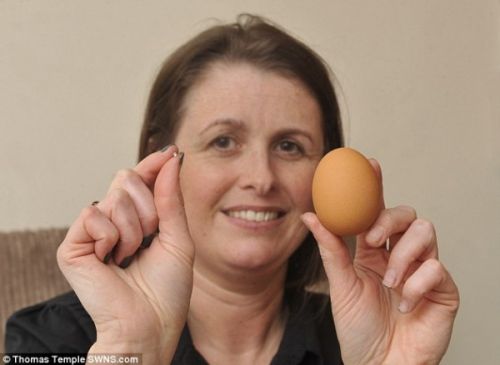 ما وجدته هذه السيدة داخل بيضة جعلها ثرية للأبد !