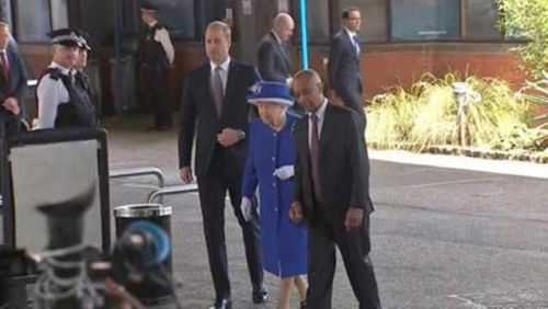 الملكة اليزابيث برفقة مهندس سوداني في زيارة لمبني حريق لندن