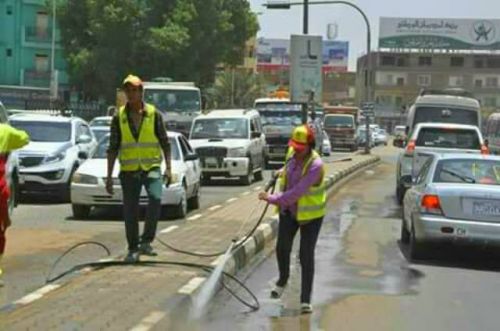 شركة مغربية تغسل شوارع الخرطوم بالمياه 
