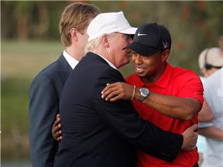ترامب يمارس لعبة الجولف مع وودز وجونسون