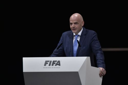رئيس الاتحاد الدولي إنفانتينو يرفع راية الحياد في سباق استضافة مونديال 2026