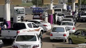أزمة الجازولين تعود مجدداً والمركبات تصطف امام محطات الوقود