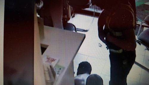 شرطي استرالي يهاجم سودانياً بوحشية داخل صيدلية