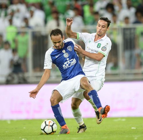 الهلال يقترب من لقب الدوري السعودي بتعادله مع أهلي جدة