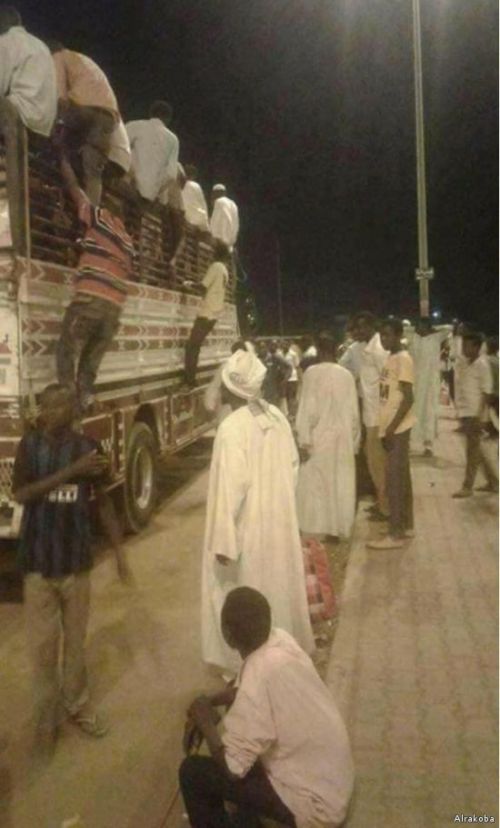 سكان الخرطوم يضطرون لإستغلال الشاحنات والتراكتورات في تنقلاتهم