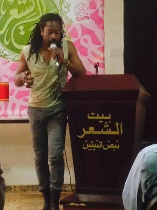 مظهر شاعر تونسي بالخرطوم يشعل مواقع التواصل