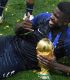 صامويل اومتيتي يحتفل بالفوز  ببطولة كأس العالم 