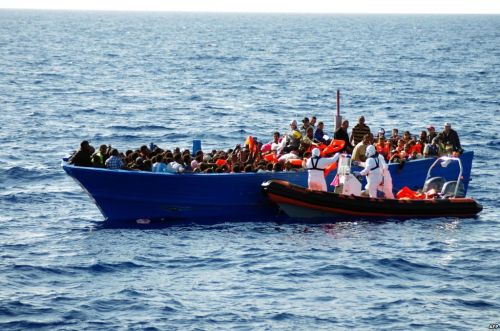 إنقاذ سفينة مهاجرين بها "84" سودانياً بشاطئ اسباني