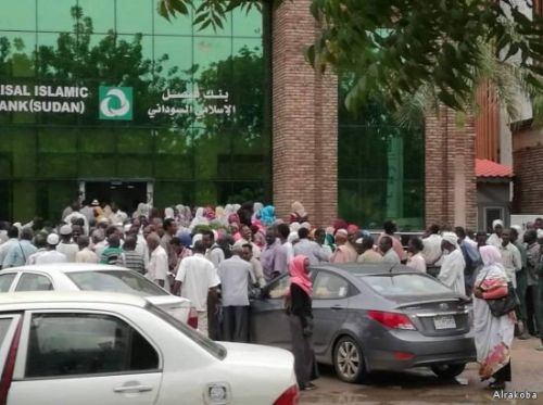 إزدحام كبير بالبنوك السودانية قبل أيام من عيد الأضحي