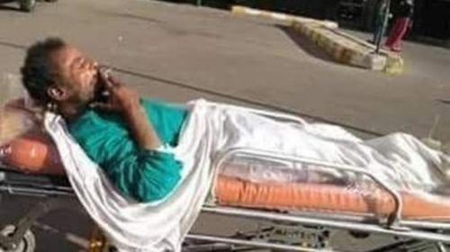 مريض "يُدخن"  أثناء حمله علي نقالة المستشفي