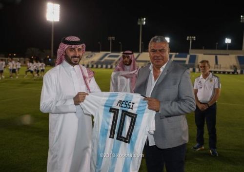كلاوديو يهدي قميص ميسي  لرئيس اتحاد الكرة السعودي