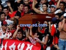 رجل ميت يشاهد مباراة لكرة القدم في الدوري الكولومبي!!!