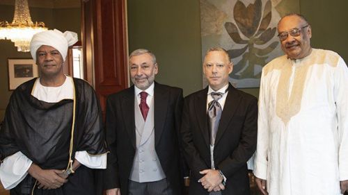 سفير سوداني يوضح ملابسات صورة جمعته بسفير اسرائيلي