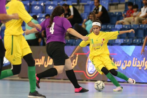 الملاعب الخليجية تشهد عودة الكرة النسائية