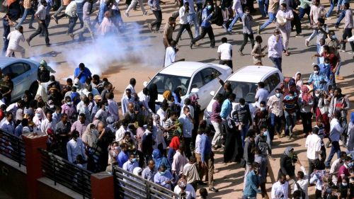 صحفي سوداني يروي مشاهد "بطولية" للمتظاهرين في مواجهة  جيش مدجج