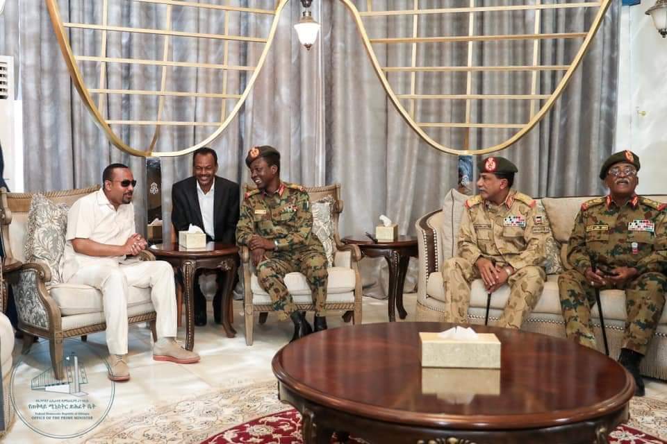 بحثا عن مخرج للازمة السودانية .. رئيس الوزراء الاثيوبي في الخرطوم