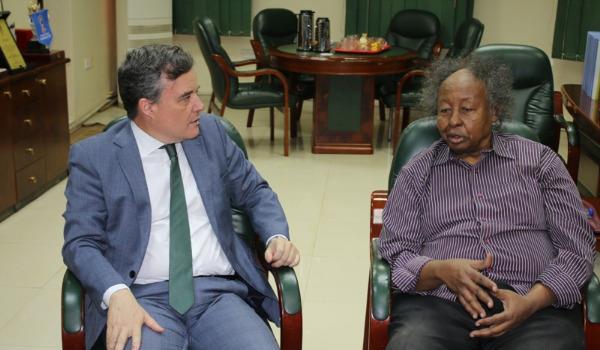 شداد والسفير الإسباني يبحثان تطوير كرة القدم السودانية