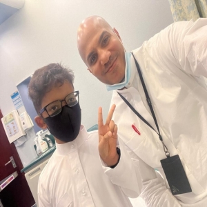 فريق طبي سعودي بقيادة دكتور عبدالرزاق العجلان ينجح في إجراء جراحة نادرة لطفل سوداني